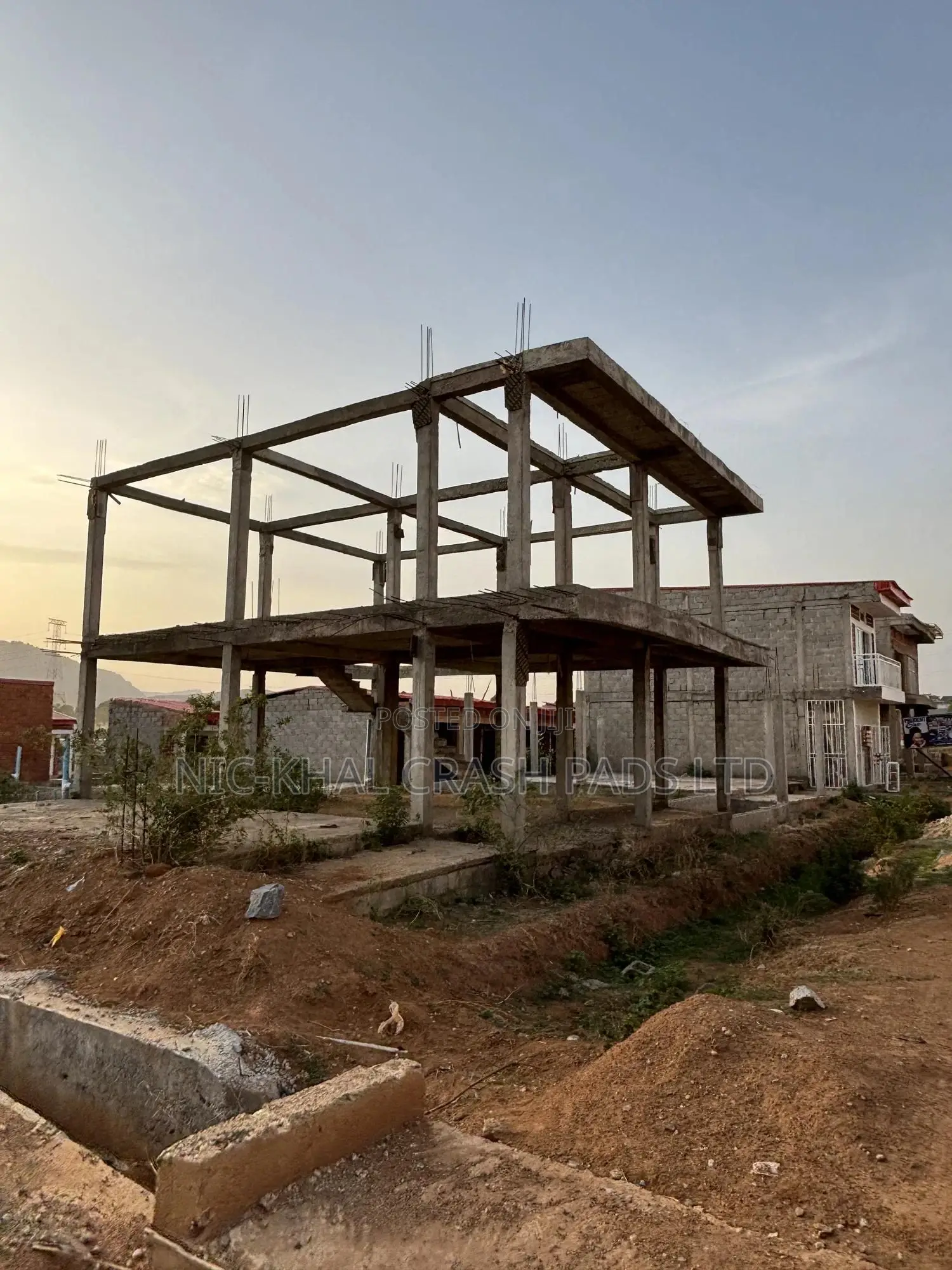 Strategically Sited Double Warehouse(Structural Element