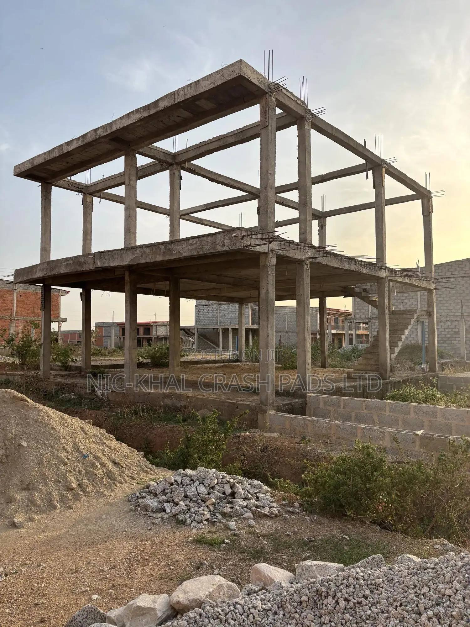 Strategically Sited Double Warehouse(Structural Element