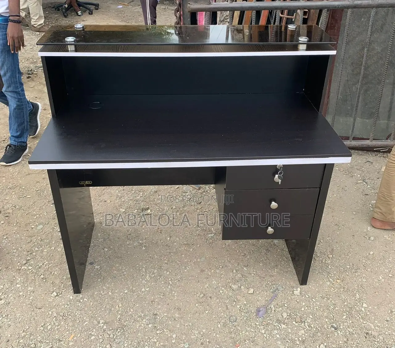 4 Feet Receptionist Table With Glass