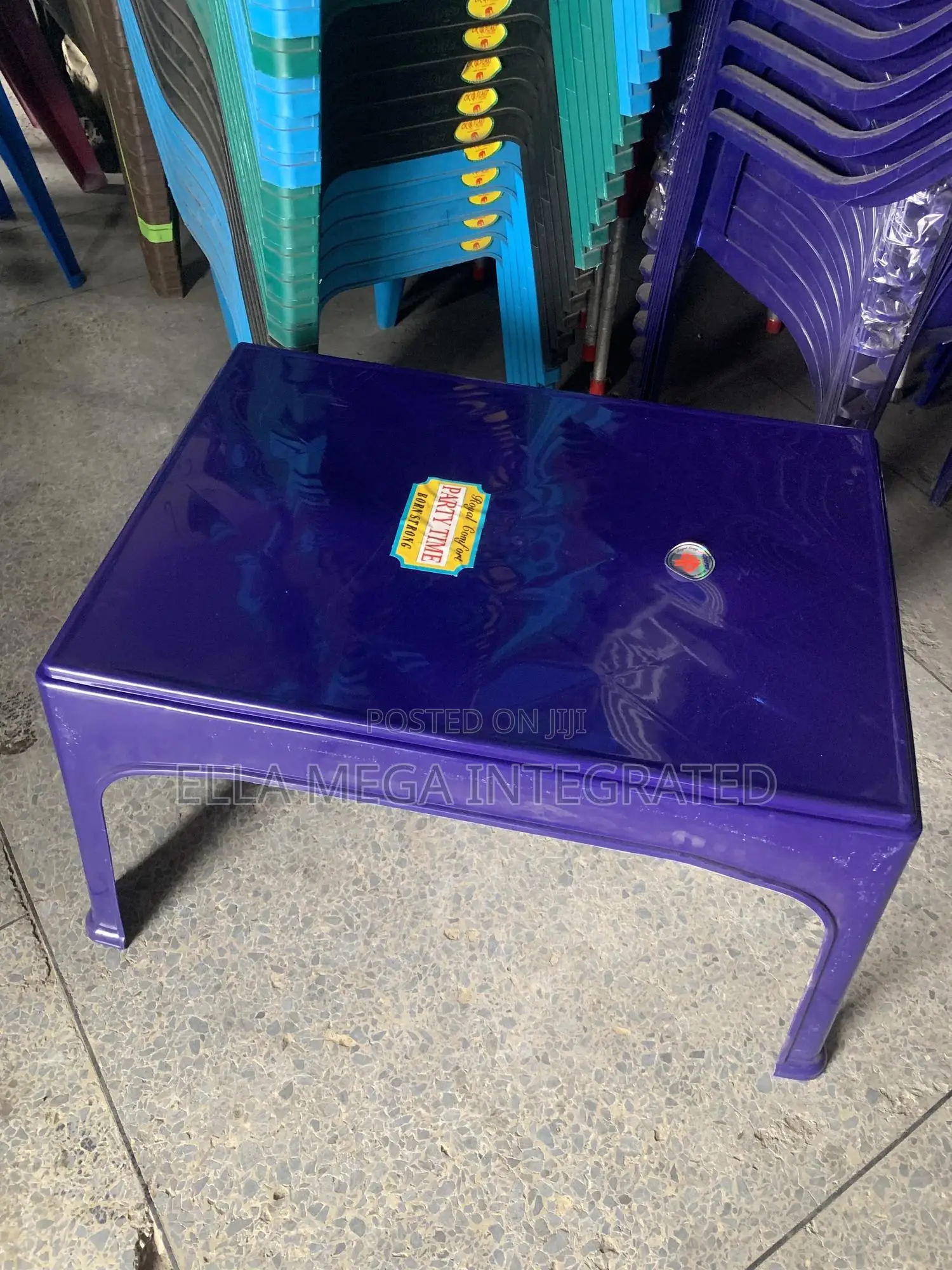 Party Time, Royal Comfort Table