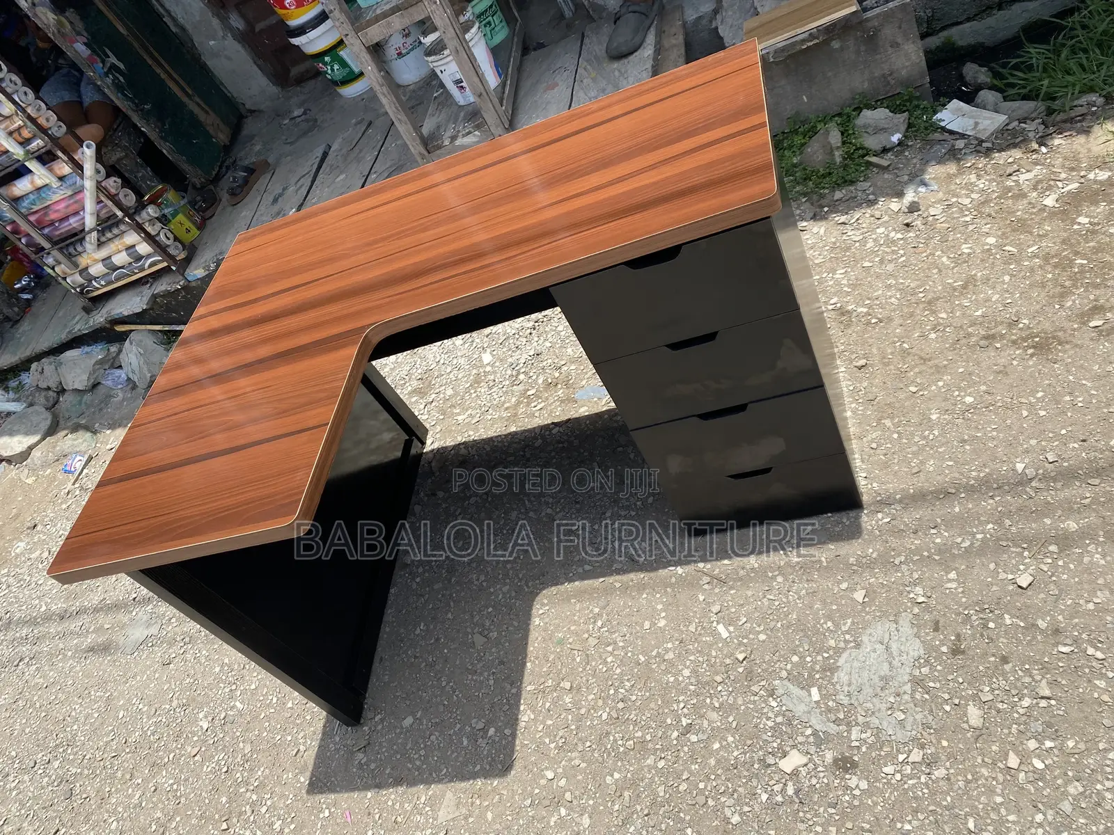 Curve Working Table Suitable for Your Office and Home