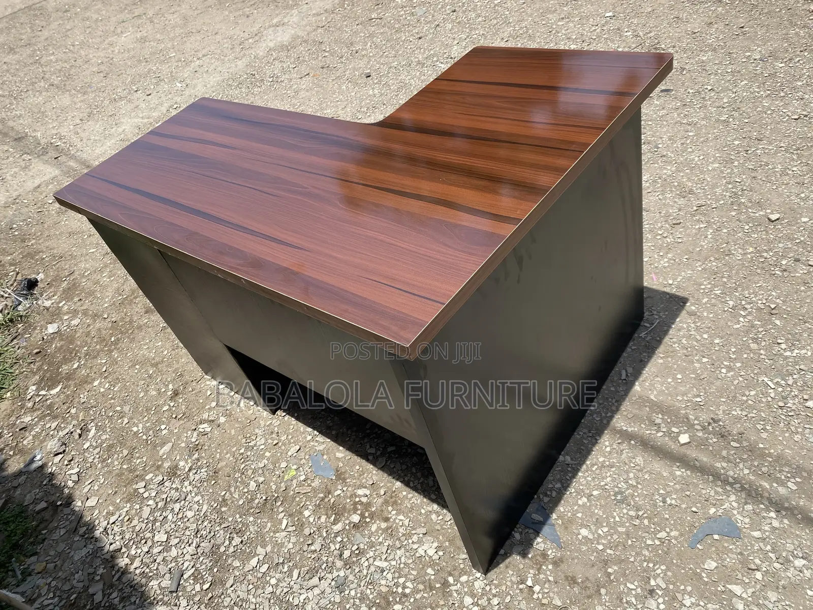 Curve Working Table Suitable for Your Office and Home