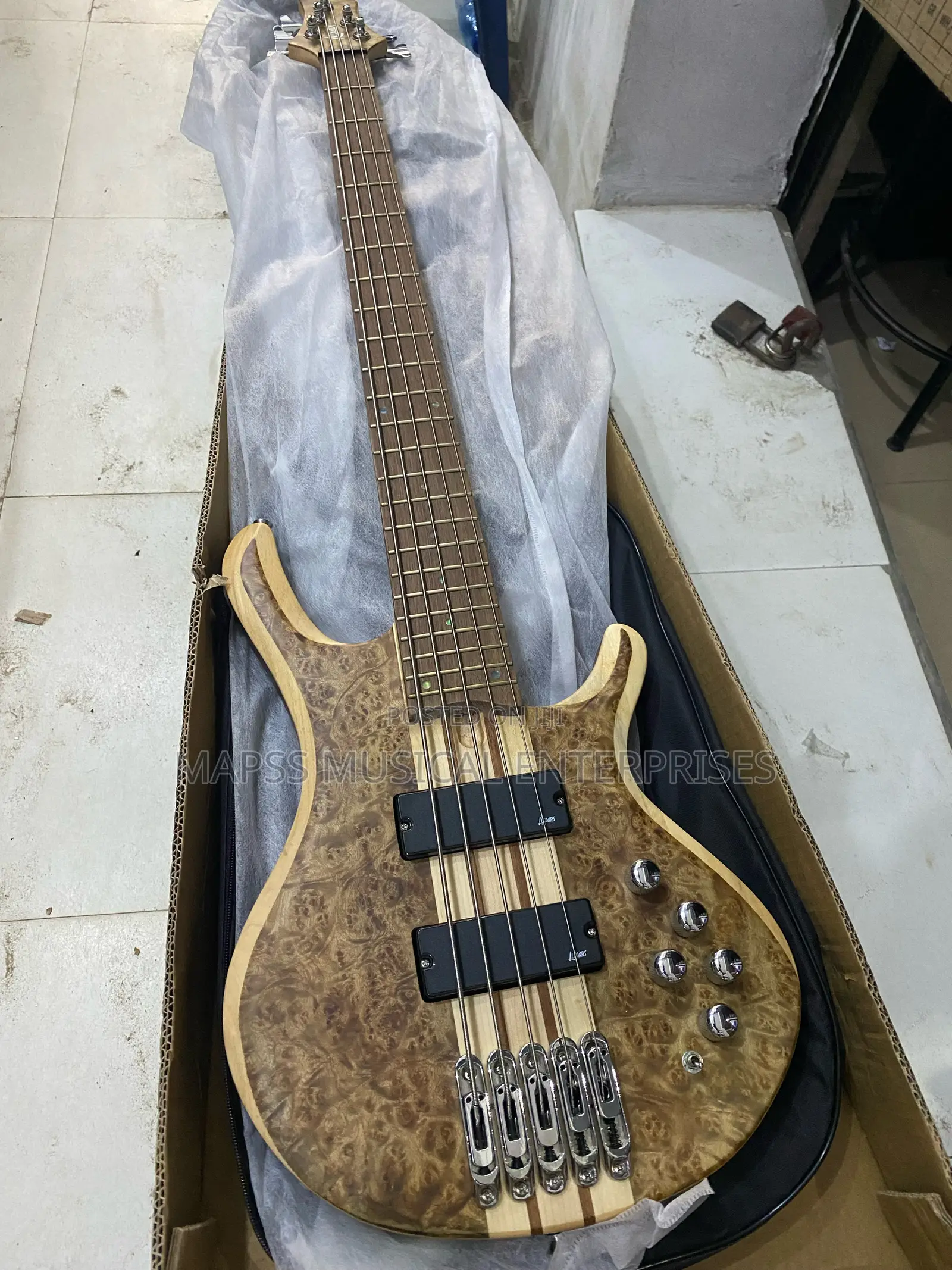 Active Bass Guitar Luxars S-B60 Five String Active Bass