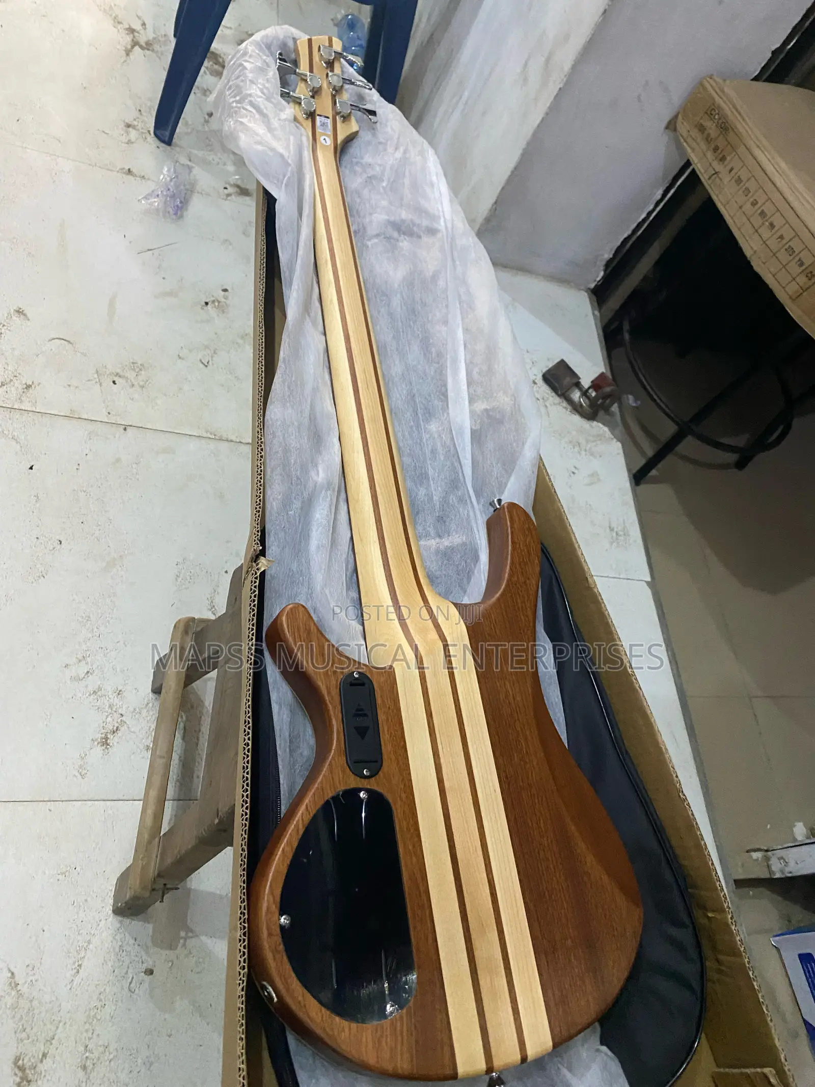 Active Bass Guitar Luxars S-B60 Five String Active Bass