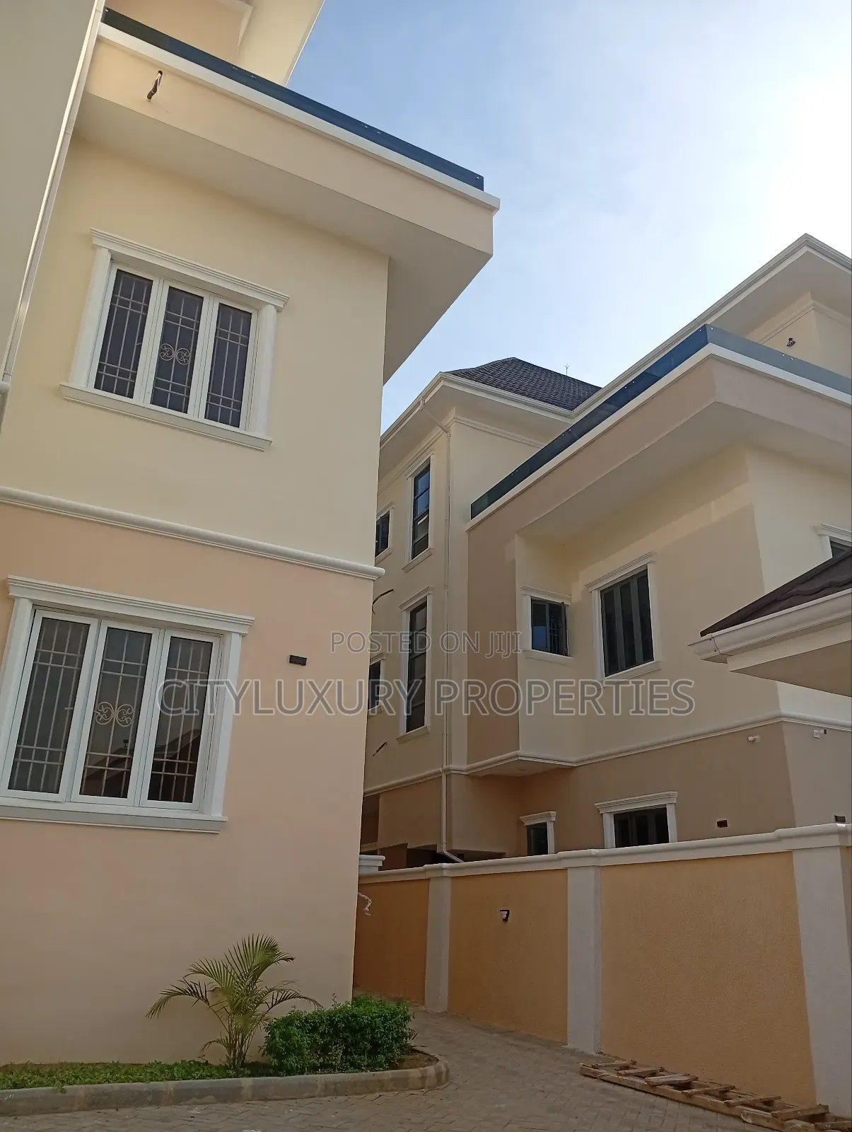 6bdrm Maisonette in Guzape District for sale