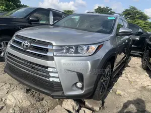Toyota Highlander XLE 4x4 V6 (3.5L 6cyl 8A) 2017 Gray