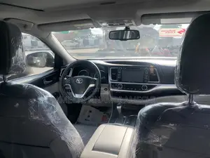 Toyota Highlander XLE 4x4 V6 (3.5L 6cyl 8A) 2017 Gray