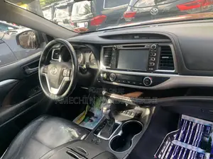 Toyota Highlander XLE V6 4x2 (3.5L 6cyl 6A) 2016 Red