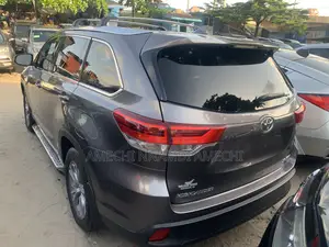 Toyota Highlander XLE 4dr SUV AWD (3.5L 6cyl 6A) 2015 Gray