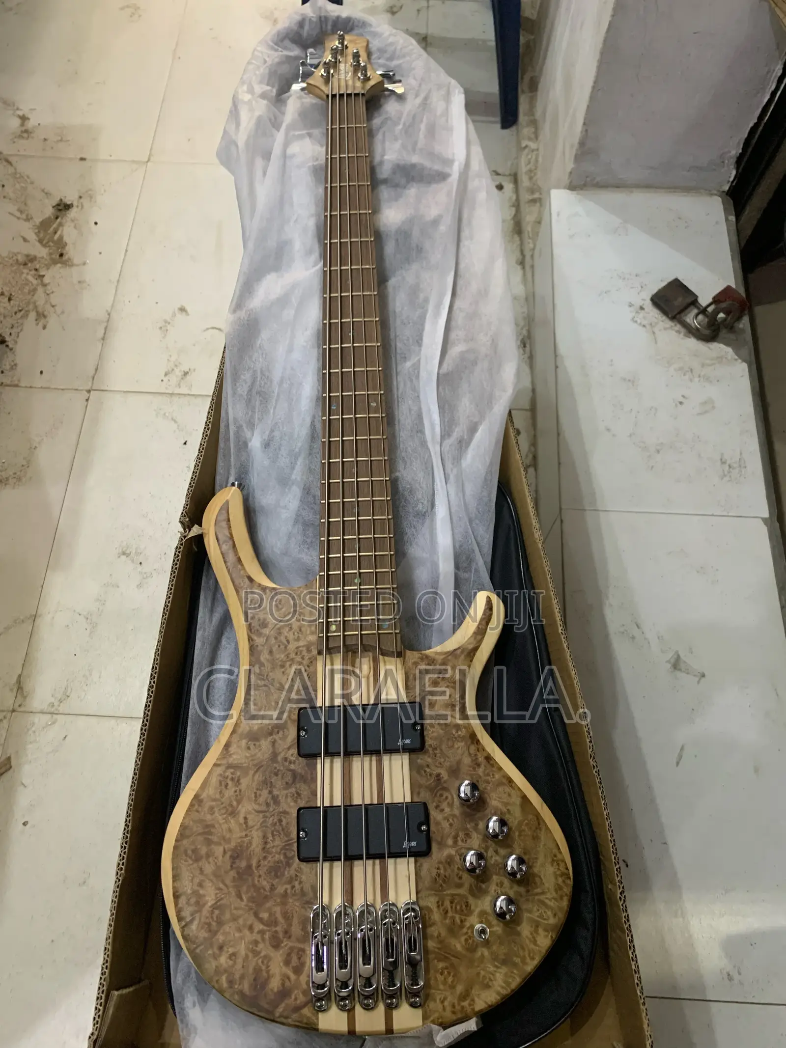 Luxars S-B60 5-String Modern Active Bass Guitar