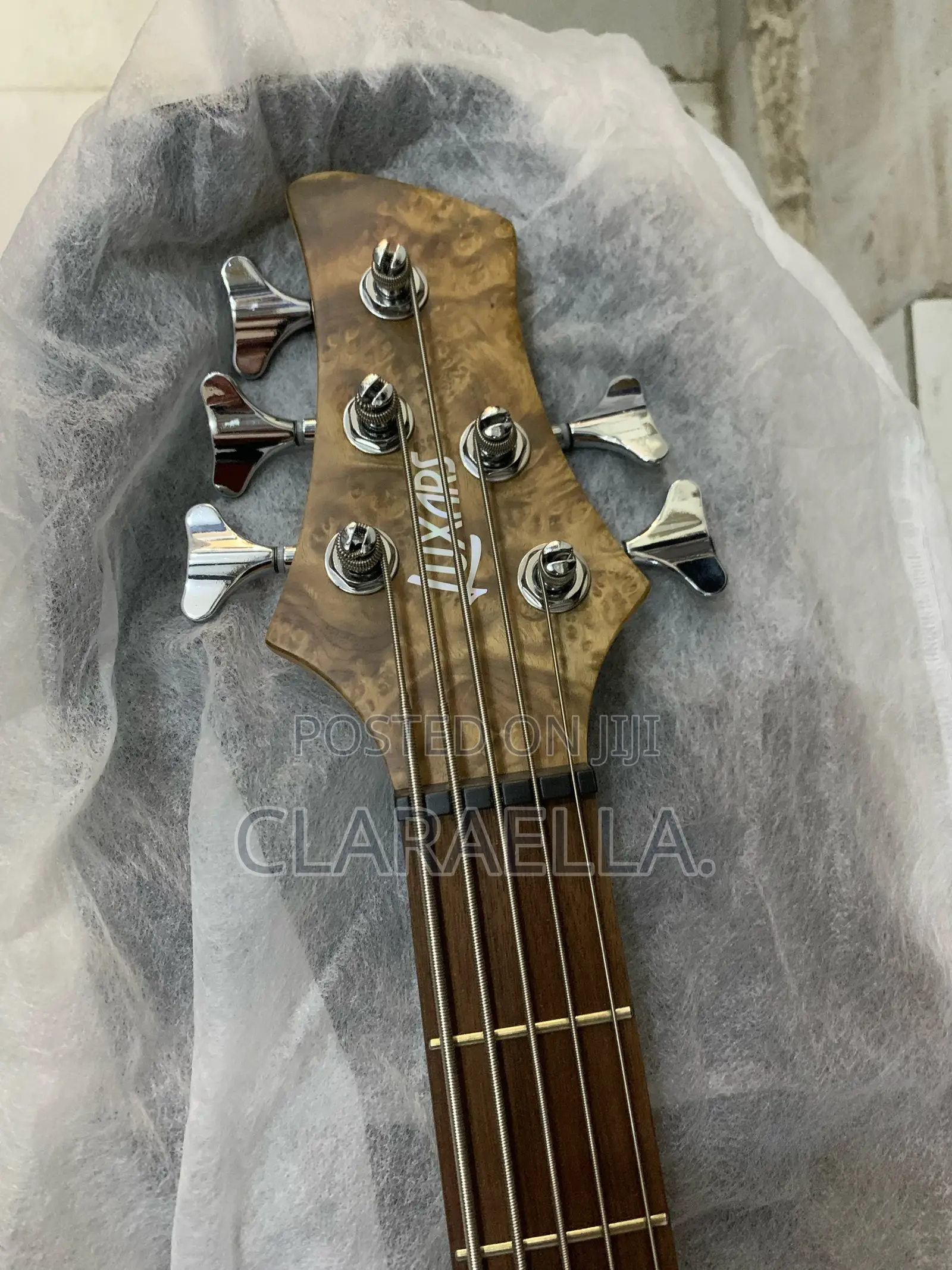 Luxars S-B60 5-String Modern Active Bass Guitar