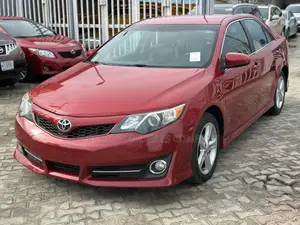 Toyota Camry SE 4dr Sedan (2.5L 4cyl 6A) 2014 Red