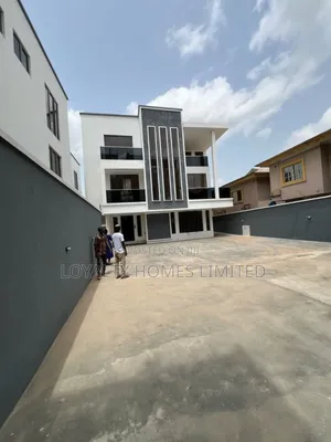 5bdrm Duplex in An Exclusive Part Of for sale
