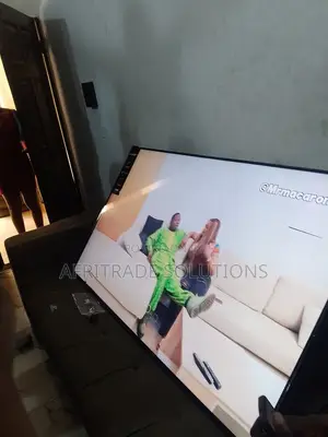 New Lg 70'' Hdmi/Uhd Smart Tv With Wall Bracket