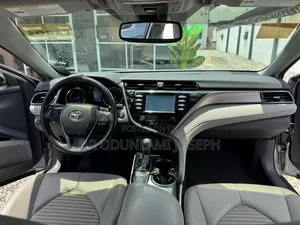 Toyota Camry SE (2.5L 4cyl 8A) 2019 Silver