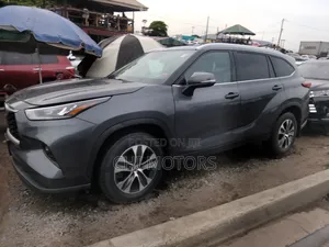 Toyota Highlander Limited 2022 Gray