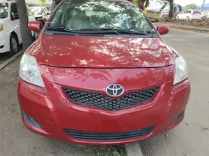 Toyota Yaris Base Hatchback 5dr 2011 Red