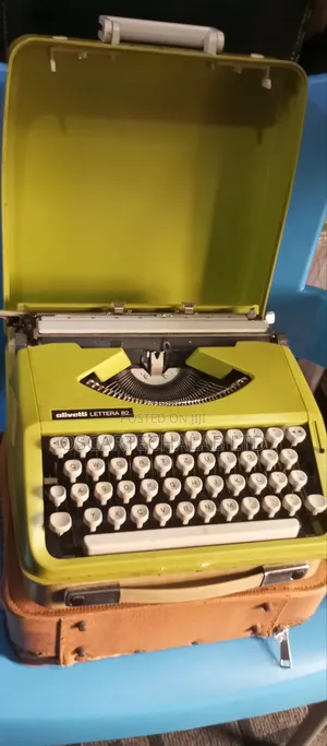 Olivetti Lettera 82 Portable Manual Typewriter (In Box)