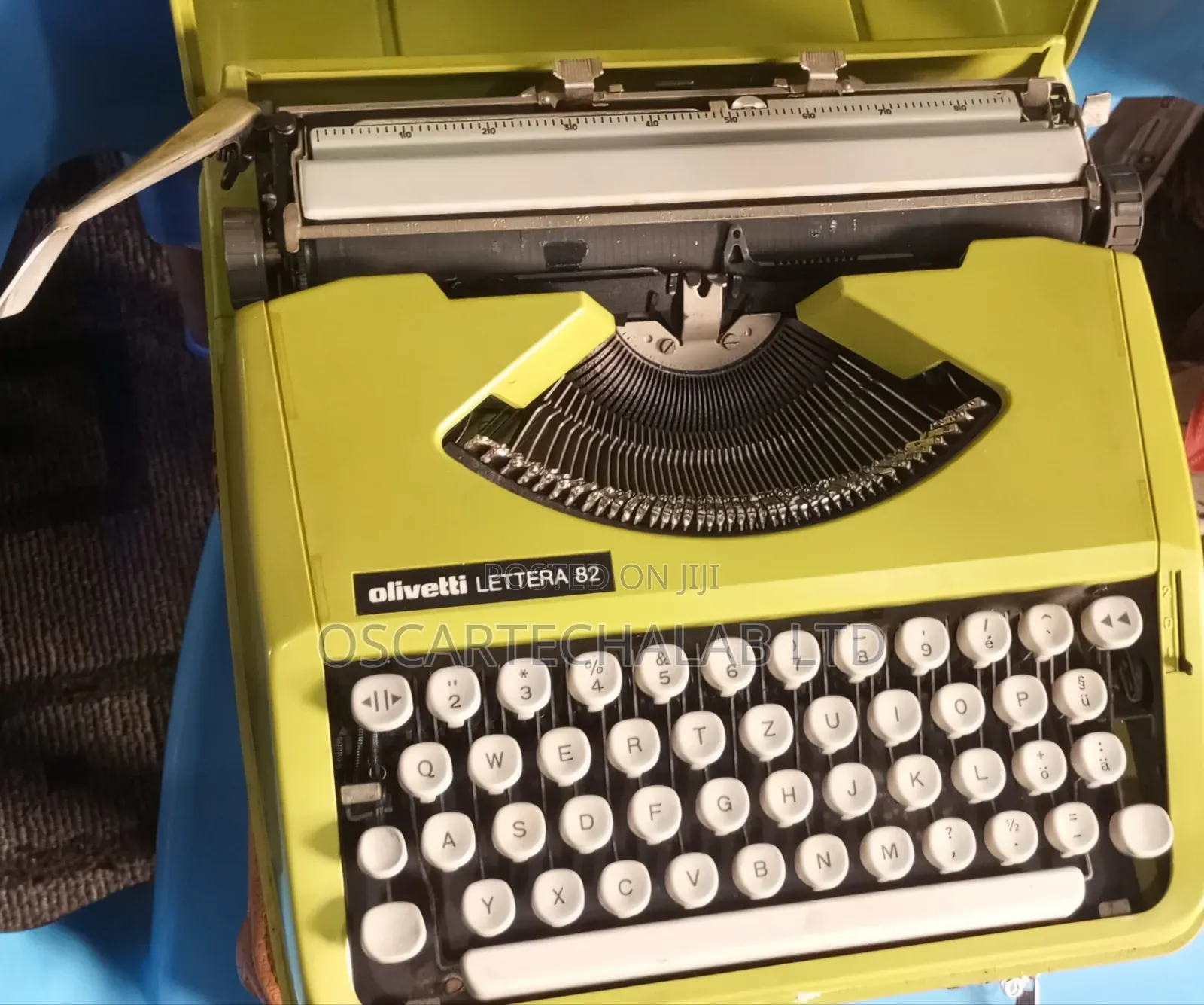 Olivetti Lettera 82 Portable Manual Typewriter (In Box)