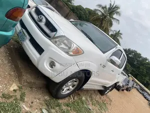 Toyota Hilux 2.5 D-4D 4X4 SRX 2009 White
