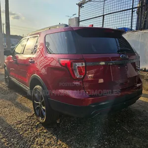 Ford Explorer XLT AWD 2018 Red