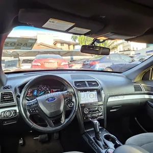 Ford Explorer XLT AWD 2018 Red