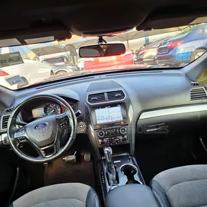 Ford Explorer XLT AWD 2018 Red