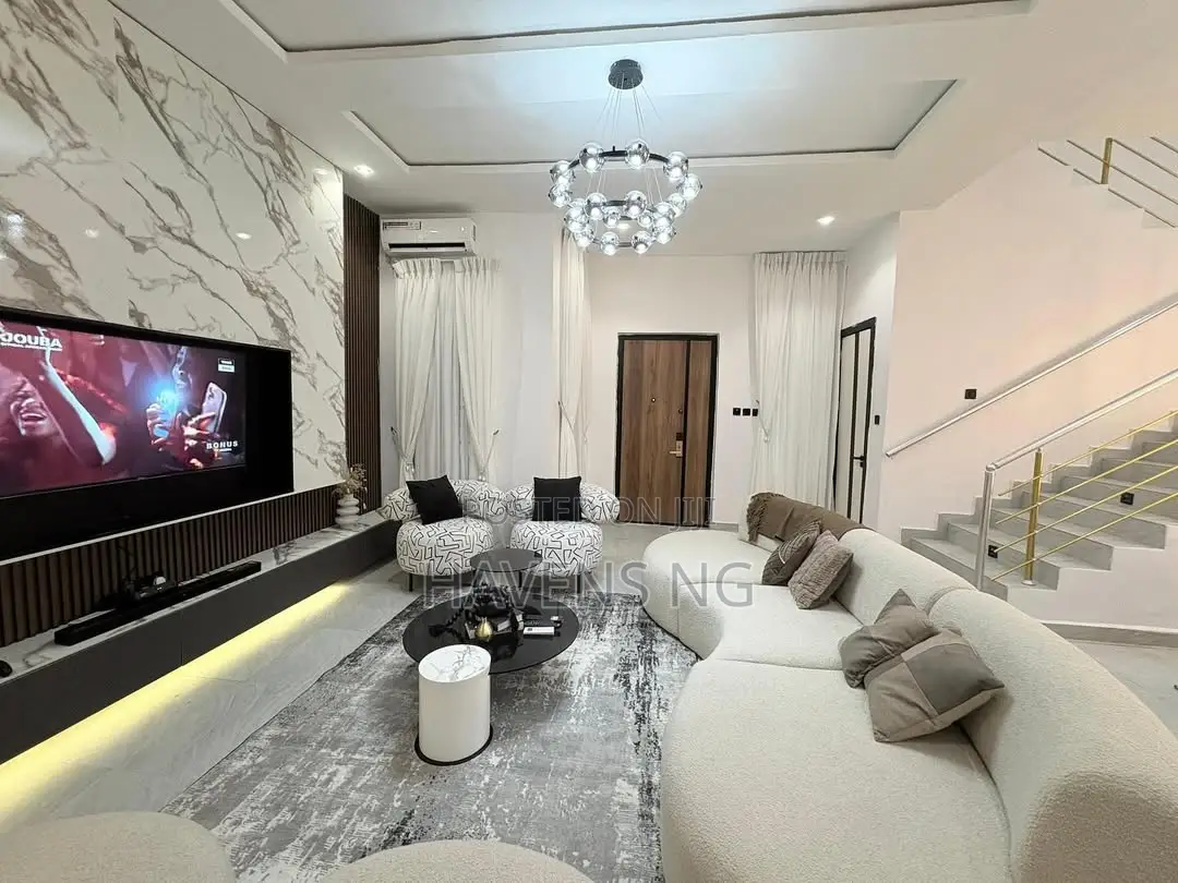 Luxurious 4-Bedroom Apartment With Private Rooftop