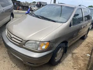 Toyota Sienna XLE 2002 Gold
