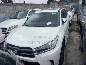 Toyota Highlander SE 4x2 V6 (3.5L 6cyl 8A) 2017 White