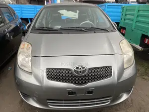 Toyota Yaris Base Sedan 4dr 2010 Gray