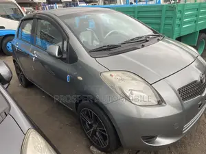 Toyota Yaris Base Sedan 4dr 2010 Gray