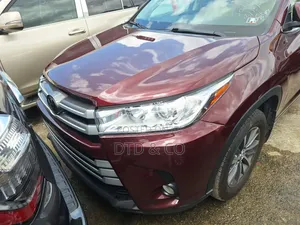 Toyota Highlander XLE 4x4 V6 (3.5L 6cyl 8A) 2018 Burgundy
