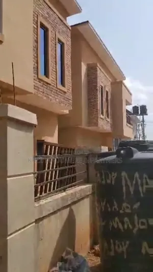 4bdrm Duplex in Centenary Garden for sale