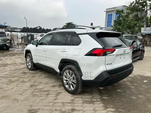 Toyota RAV4 2021 White
