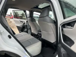 Toyota RAV4 2021 White