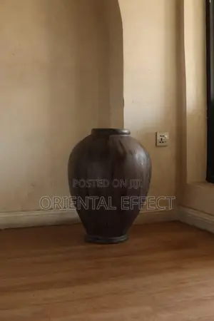 Camelot Pot (Vertical Stroked)