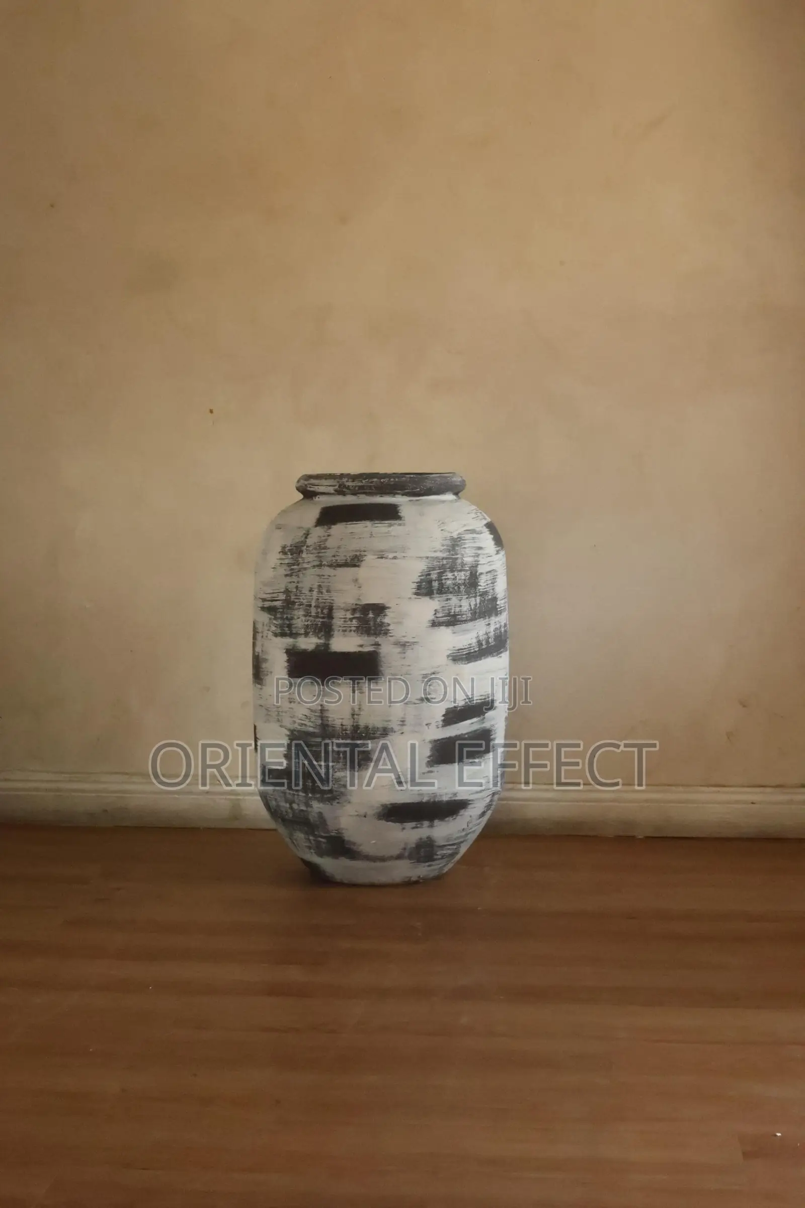Avanos Pot (White Stroke)