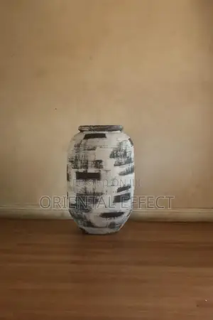 Avanos Pot (White Stroke)