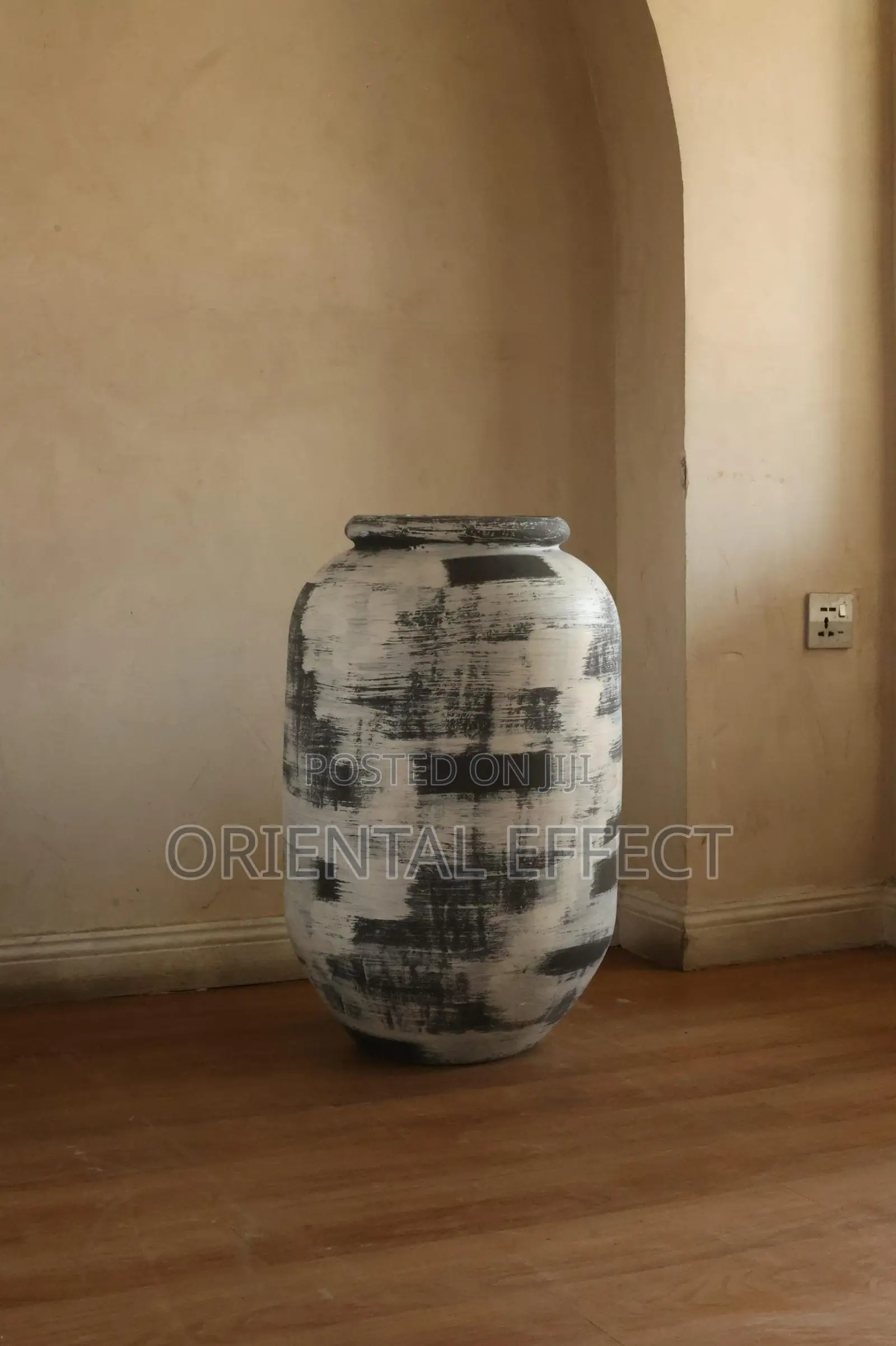 Avanos Pot (White Stroke)