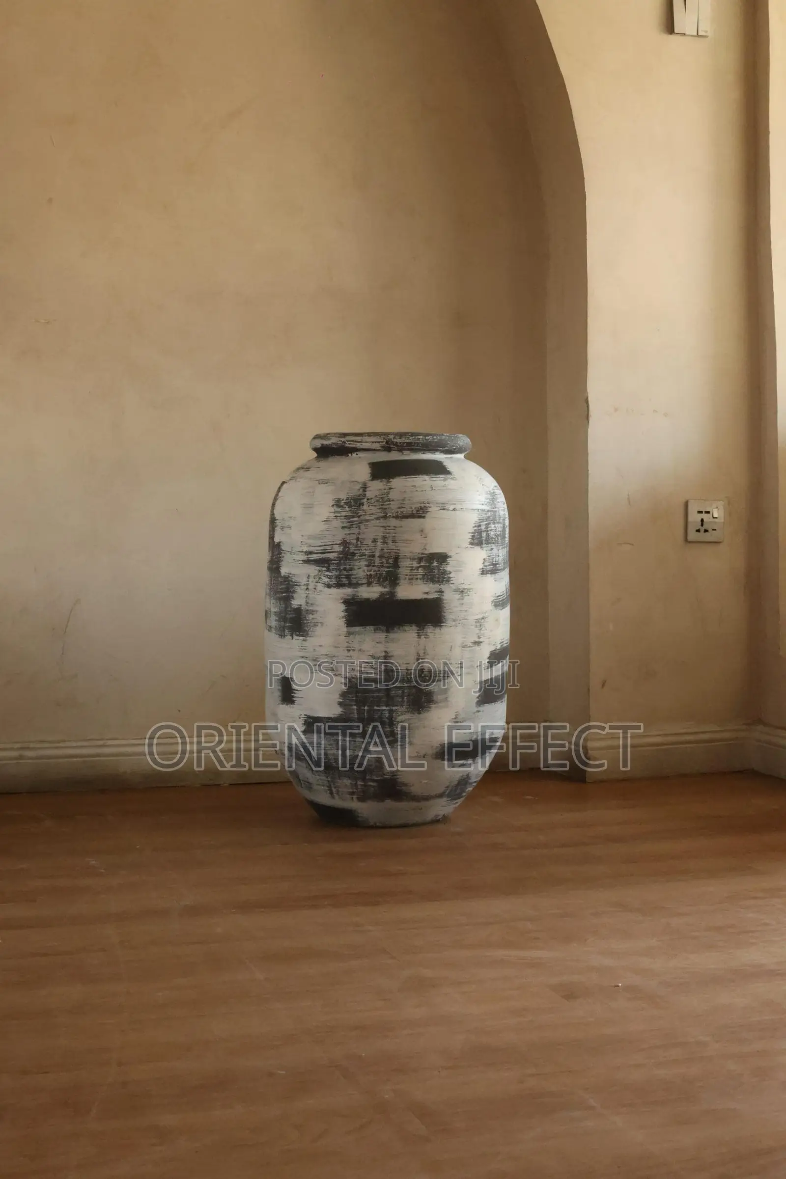 Avanos Pot (White Stroke)