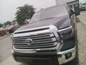 Toyota Sequoia Platinum FFV 4dr SUV 4WD (5.7L 8cyl 6A) 2016 Black