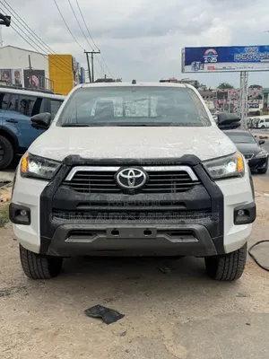 Toyota Hilux 2025 White