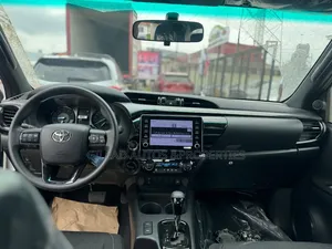 Toyota Hilux 2025 White