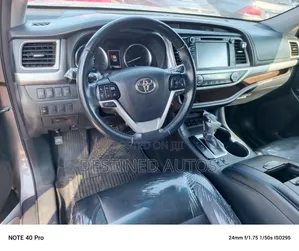 Toyota Highlander XLE 4x4 V6 (3.5L 6cyl 8A) 2018 Gray