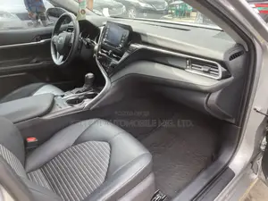 Toyota Camry SE 2021 Silver