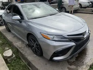 Toyota Camry SE 2021 Silver
