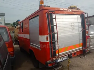 Mercedes-Benz T2 2000 Red