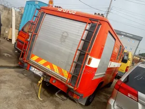 Mercedes-Benz T2 2000 Red