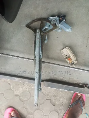 Toyota Corolla 05 Engine Glass Front Left Side